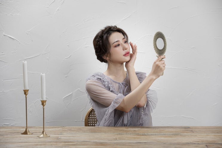  다양한 거울을 이용해 색다른 인테리어 해볼까요?