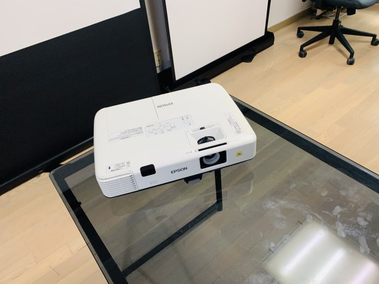  노원구 빌라에 OTT 제대로 즐기려고 거실 빔프로젝트 스크린 설치