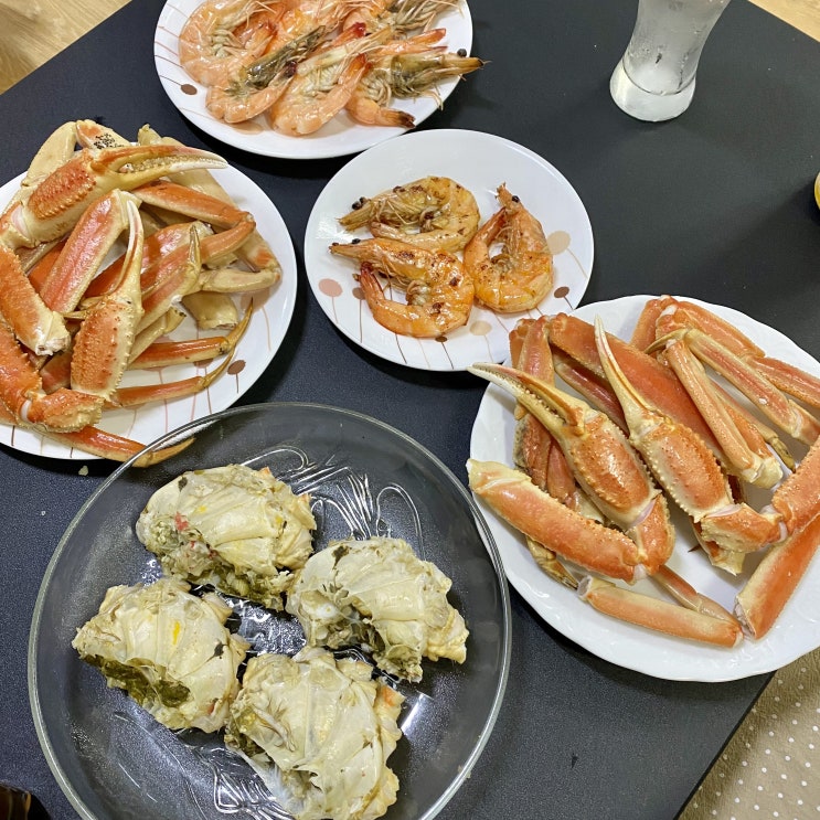  여자 셋이 홈파티(대게/가리비/새우/볶음밥/떡볶이/돈까스/치킨/튀김/아이스크림/에그타르트) 먹은 양 실화???