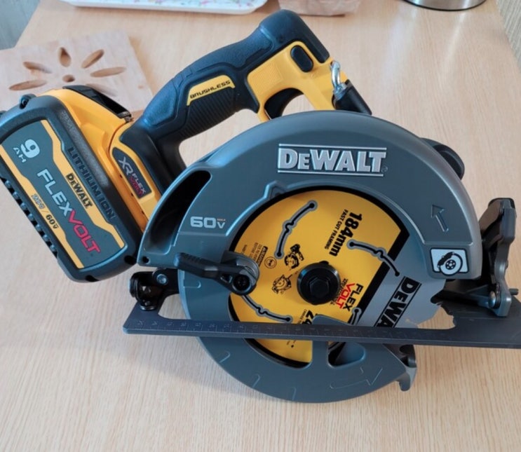 큰맘먹고 샀어요. 디월트 브러쉬리스 충전원형톱 스킬 사용기 DeWALT DCS578 플렉스볼트 배터리