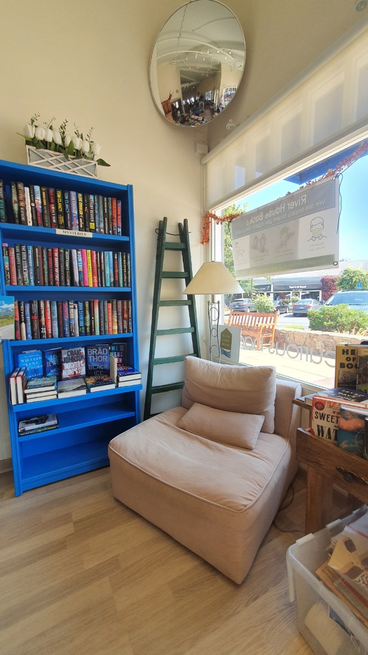  Book store ~River House Books in Camel City.