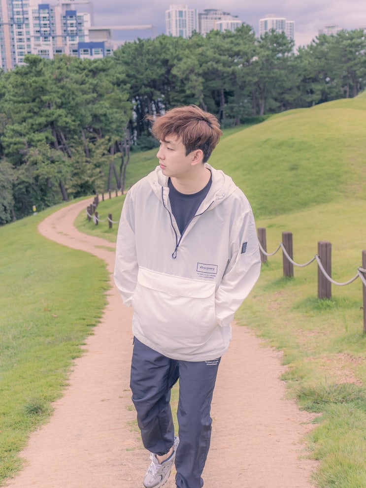  디스커버리 흰색 아노락 바람막이&남자 조거팬츠 코디세트 추천