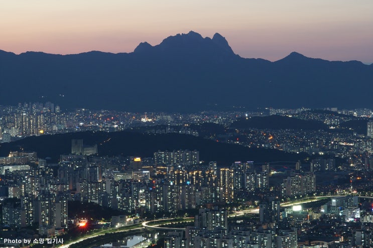  서울 동쪽산인 용마산에서 바라본 일몰과 서울의 야경