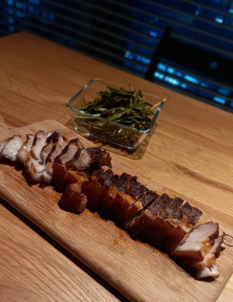  돼지고기 앞다리살요리_돼지고기 앞다리살 족발만들기_돼지고기 맛있게 삶는 방법 / 부추겉절이 / 홈카페커피맛집