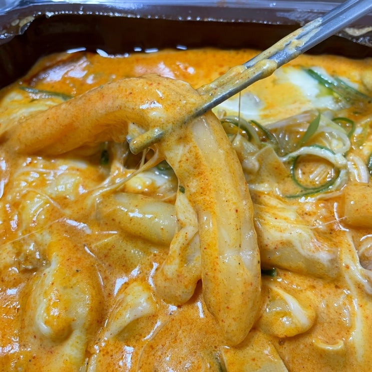  삼첩분식 마라로제 떡볶이 다양한 토핑이 들어가 만족스러워요