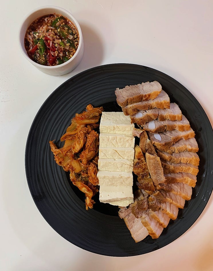  통삼겹살 두부김치 레시피, 오돌뼈까지 단칼에 썰리는 부드러움!