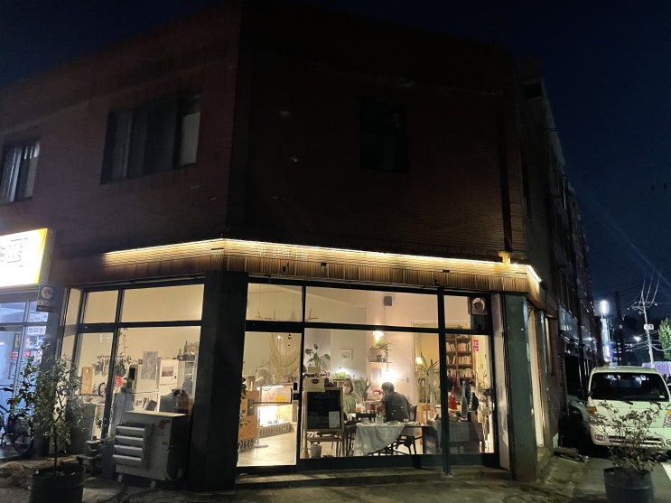  [신안동 카페] 밤에 가면 더 예쁜 전대 정문 카페 밤산책가들
