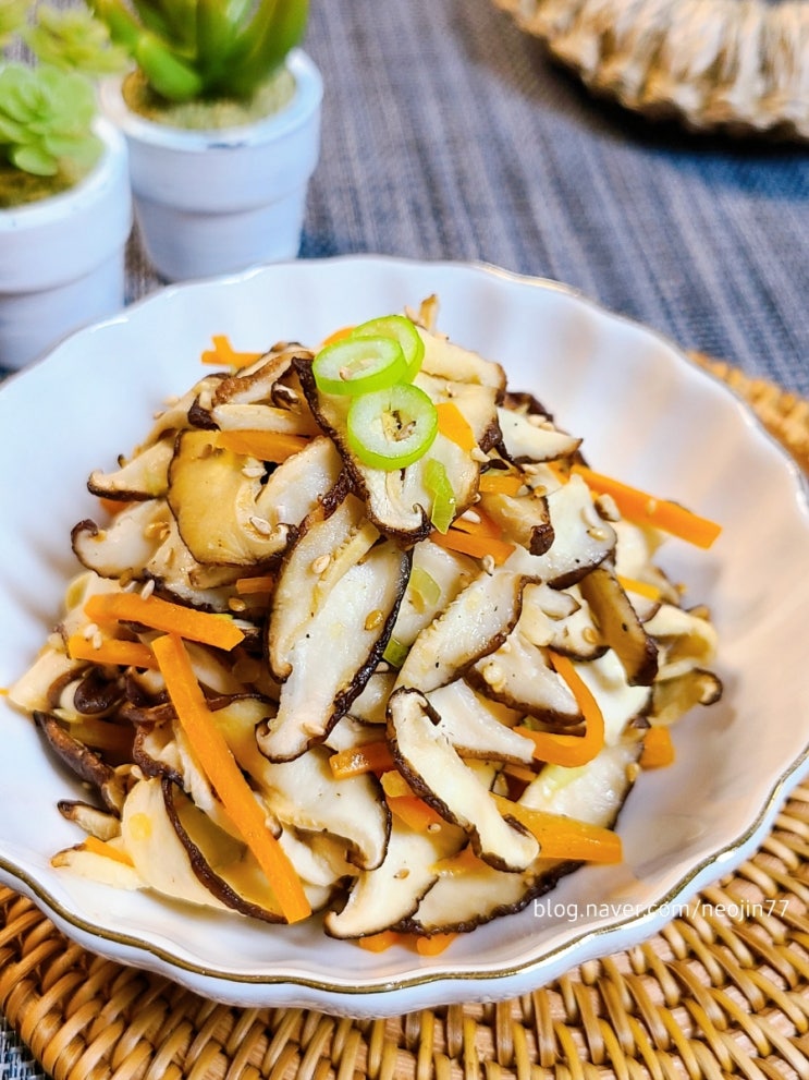 표고버섯요리 기름기없이 담백하게 맛있는 표고버섯무침 만드는법 표고버섯요리 기름기없이 담백하게 맛있는 표고버섯무침 만드는법