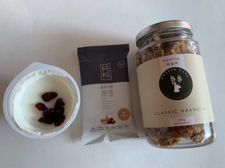 가벼운 아침 식사로 그릭요거트 + 모던그루 그레놀라 + 산과들에 가온 견과류/ 이 조합이면 영양만점 아침 가벼운 아침 식사로 그릭요거트 + 모던그루 그레놀라 + 산과들에 가온 견과류/ 이 조합이면 영양만점 아침