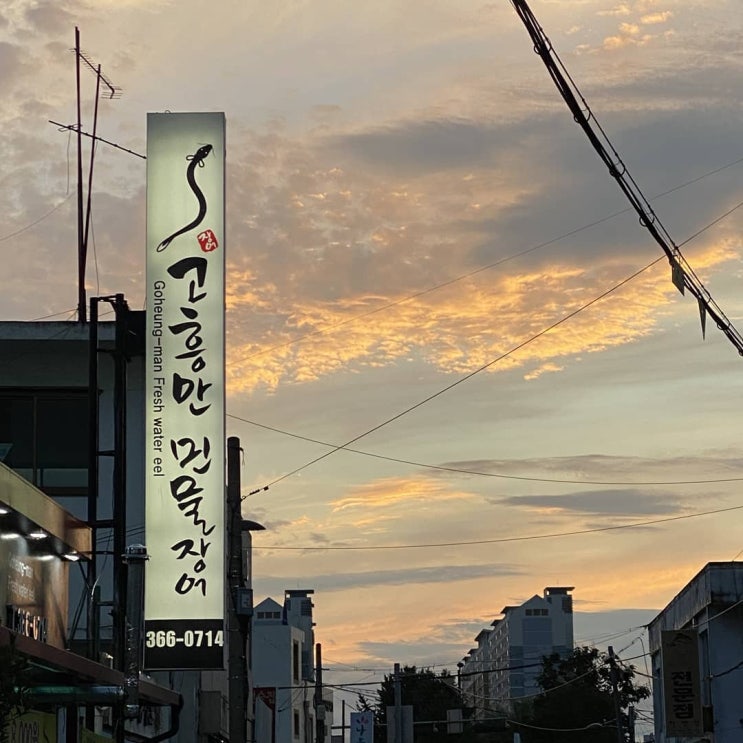  식당 안 한쪽 구석에 있는 피아노