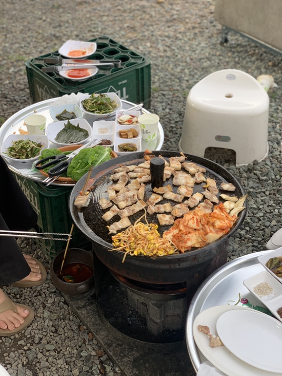  캠핑분위기 야외 솥뚜껑 삼겹살 경주 암행어사 농원