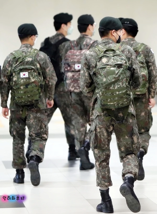  무려 반세기만에 병사들의 '작대기 계급장', 싹 다 바뛴다!!
