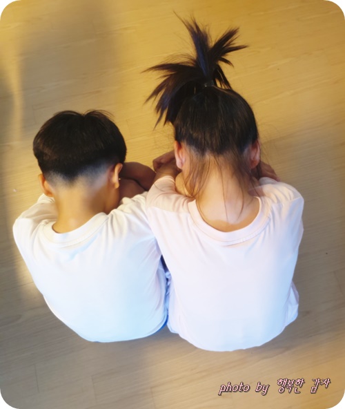  난민에게 발길질한 헝가리 카메라우먼 Vs 지구촌 한가족?