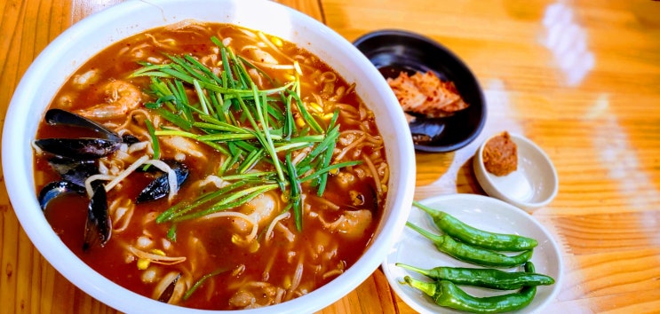  국수집 감나무에 감이 열리기 시작하네요