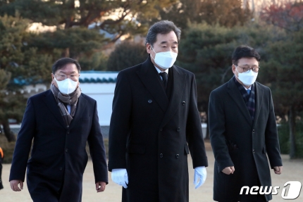  이낙연, 문대통령과 사전 교감한 듯…"사면 불가" 당내 반발 수습 주목!! (︵)