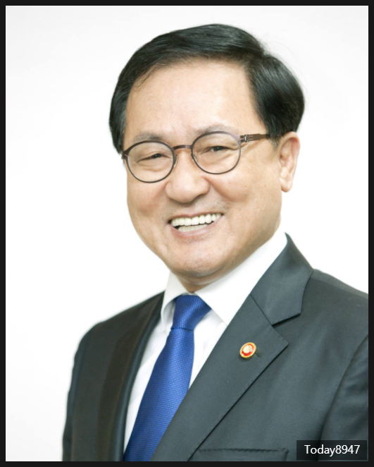  유영민 프로필; 하태경 의원의 맞수; 문 정권의 마지막 비서실장