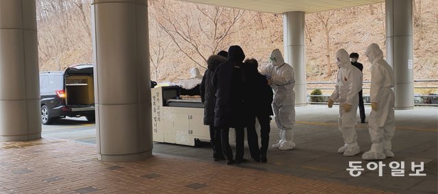 ‘00번 확진자’로 불리다… 장례식도 못한채 떠났다 ‘00번 확진자’로 불리다… 장례식도 못한채 떠났다