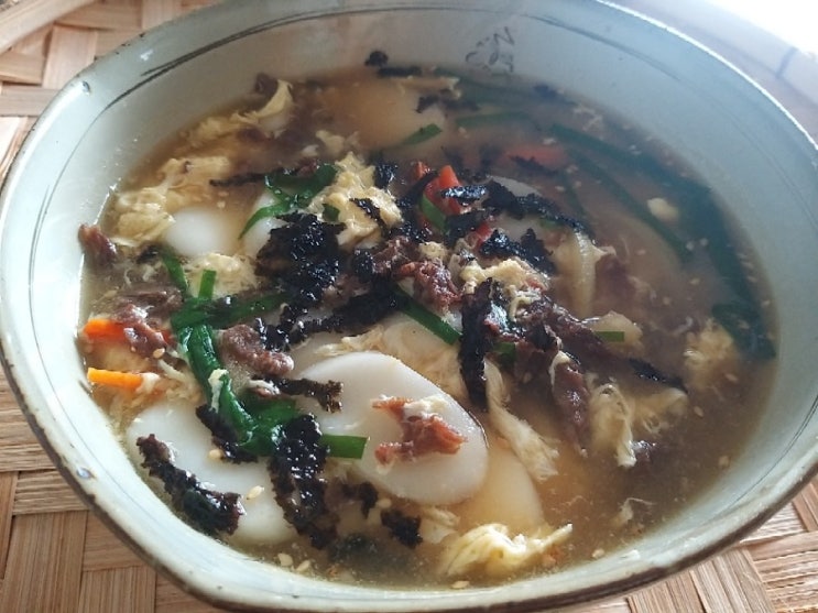  국물맛이 끝내주는 떡국 초간단 레시피