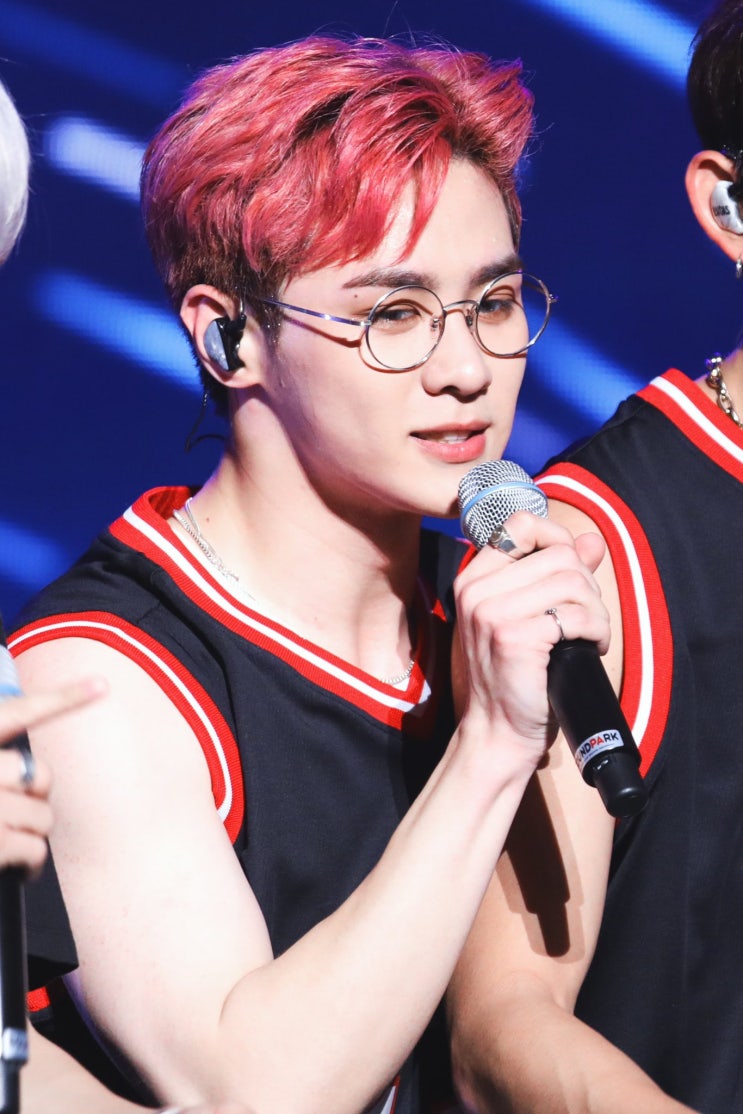  HAPPYKUNDAY 钱l锟0101生日快乐 웨이션브이 쿤 생일축하해