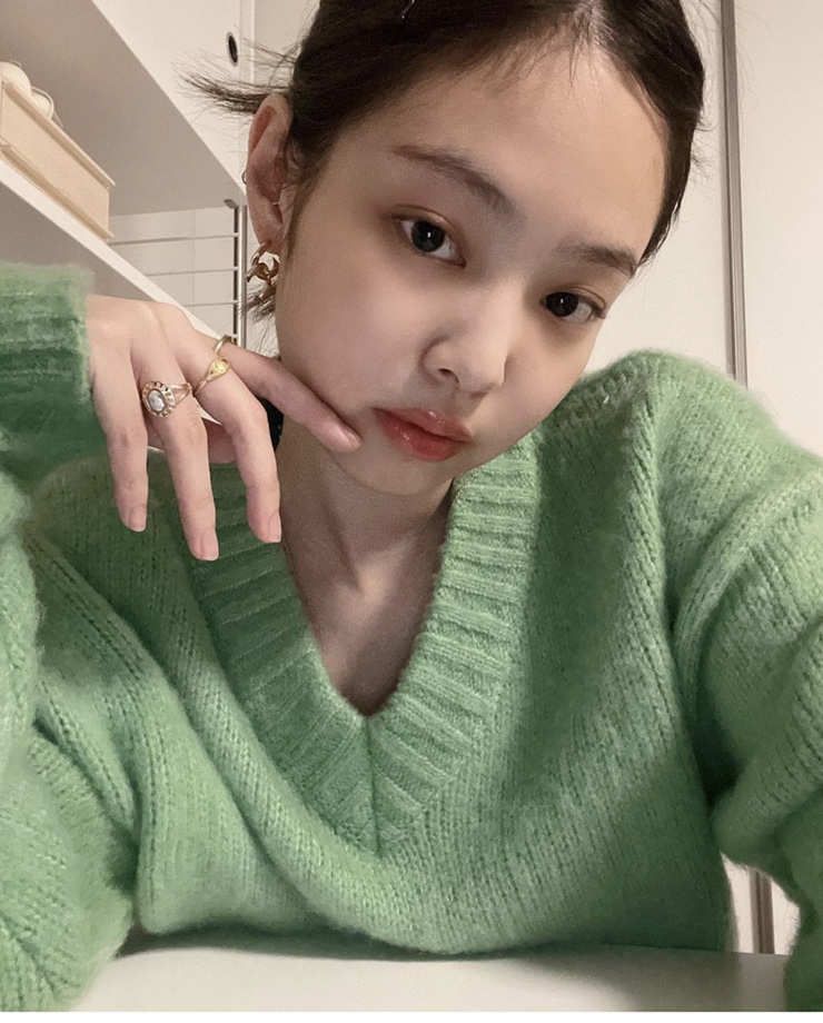  제니 인스타그램 패션 : 연두색 브이넥 니트 브랜드( 엠오엠씨), 그링,초록색 계열!