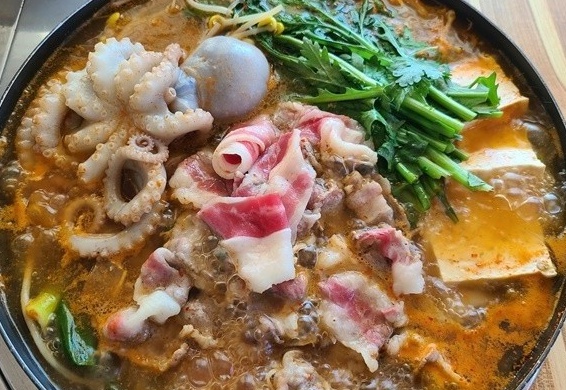  여기 게장, 새우장, 전복장이 맛있고 비리지도 않아서 여쭤봤는데