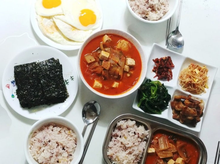  묵은지김치찌개로 차린 오늘 아침밥상.