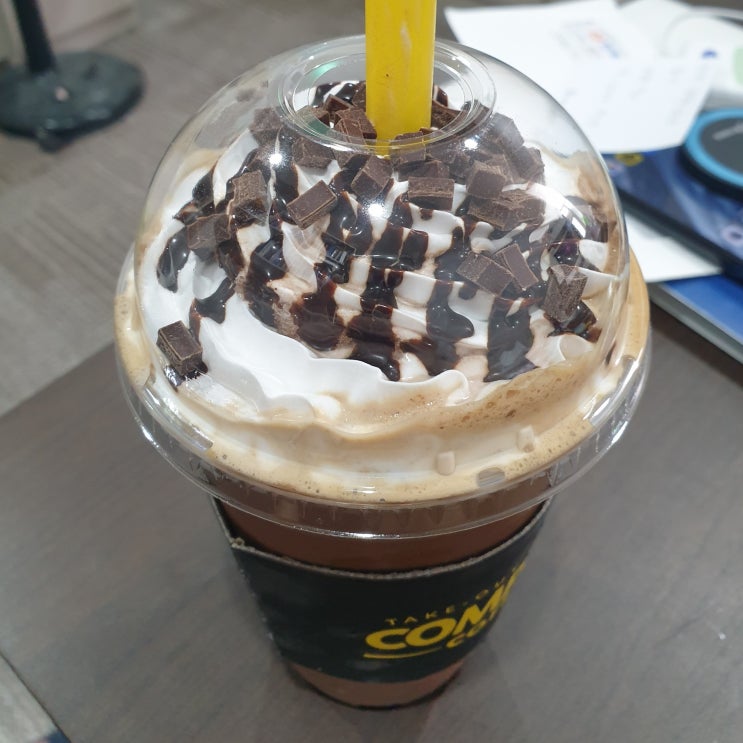  컴포즈커피 초코칩 같은게 들어있는 모카 자바칩 프라페 커피 마셔본 후기. (가격표, 테이크아웃 커피 가격)