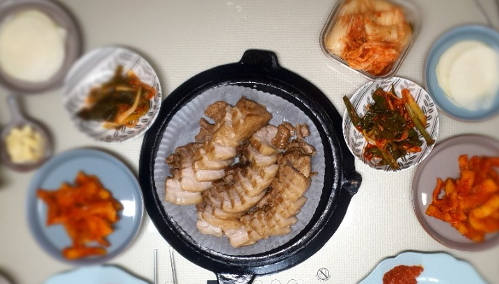  「삼겹살 무수분 수육 만들기」  가마솥에 요리하고 가마솥 뚜껑에 담아  따시게 먹기
