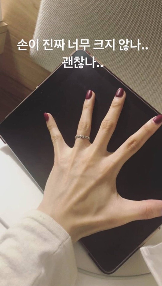손이 너무 커서 걱정인 트와이스 나연 손이 너무 커서 걱정인 트와이스 나연