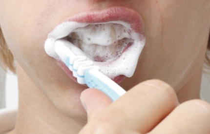 양치 직후 가글을?… 치아 건강 해치는 6가지 나쁜 습관