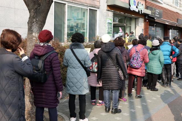 공공근로 가뭄에 단비지만... 노인들 "꾸준한 돈벌이 필요"