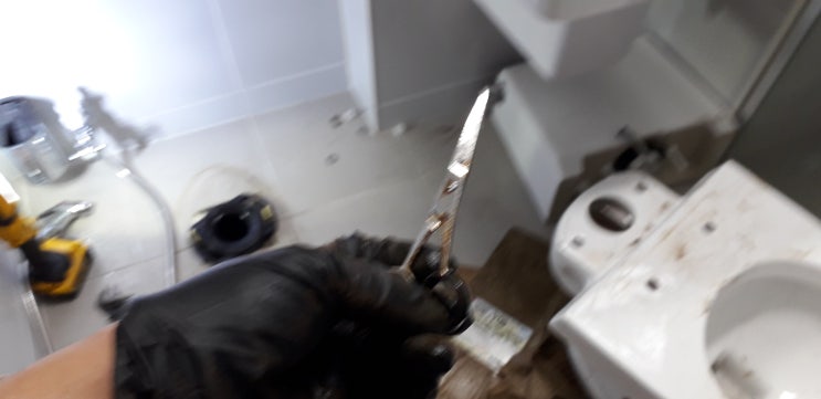  변기뚫기 잘못하여 해체 하면 변기뚫는비용 비싼이유