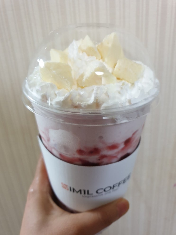  치즈스무디추천,일리터 크림치즈딸기스무디 맛있어요.