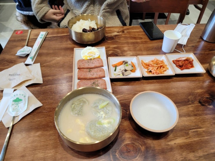  성수|뚝섬의 새로운 한식 국밥집 :: 청담연한옥집 (만두국, 떡갈비, 스팸구이)