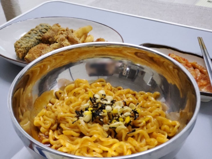 틈새라면 볶음면, 매운라면은 너로 정했다 틈새라면 볶음면, 매운라면은 너로 정했다