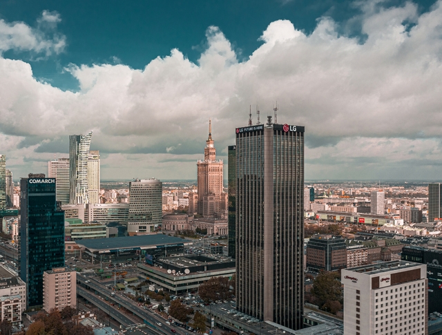 LG, 폴란드에 바르샤바 초고층 빌딩에 "대형 LG 옥외 광고" 도입