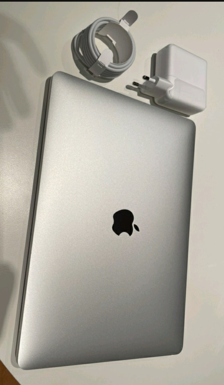  사전예약으로 할인받고 구매하세요 Apple 2020년 맥북 프로 13 (M1 칩셋 8코어 CPU 8코어 GPU)