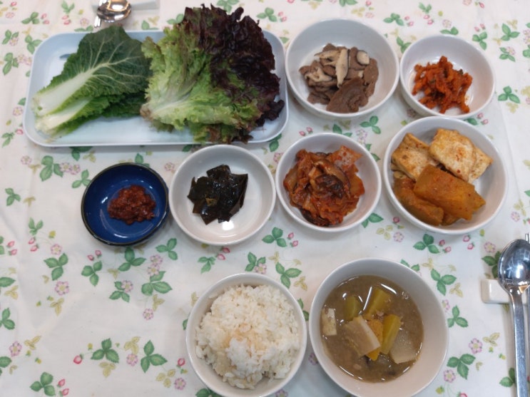  비건채식밥상19 / 잡곡밥, 늙은호박된장국,김치찜, 다시마조림, 두부늙은호박 조림, 무말랭이 무침, 콩불고기, 쌈채소와 쌈장