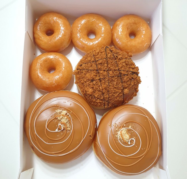  크리스피도넛 칼로리(미니글레이즈드, 리고피넛버터, 로투스비스코프 솔직후기)