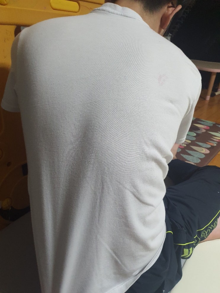  신랑 옷에 입술 자국이?