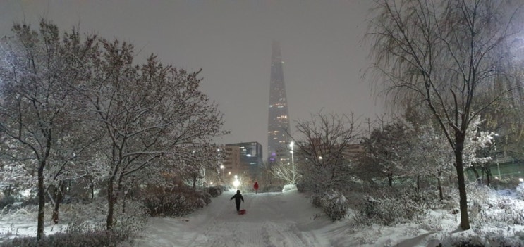  [더미의 일상] 서울 잠실 제2 롯데월드를 배경삼아 한강에 눈썰매장를 만들다.