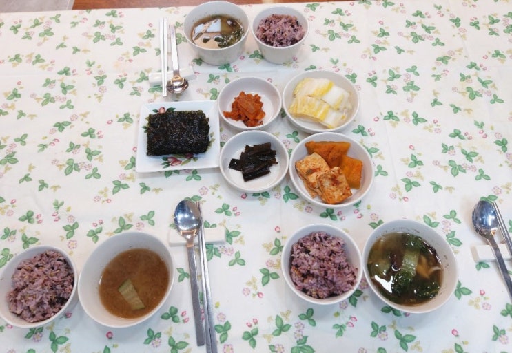  비건채식밥상20 / 잡곡밥, 봄동된장국,김치찜, 조미김, 다시마조림, 동치미, 두부늙은호박 조림