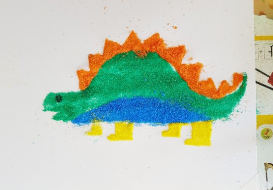 엄마표미술놀이 - 색모래로 반짝반짝한 아기공룡을 만들어보아요!