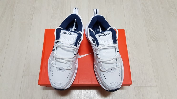  나이키 에어 모나크 4 운동화 흰남 깔끔해요