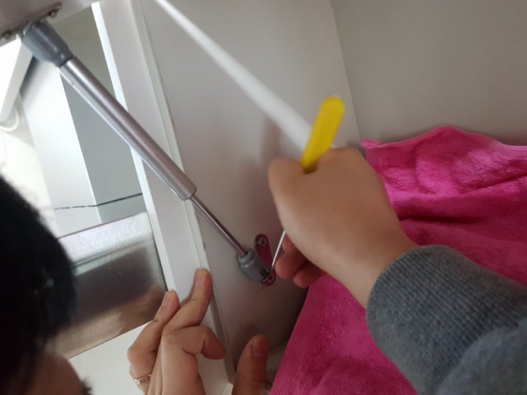  셀프인테리어 in 부산 : 싱크대 헤펠레 유압 가스 쇼바 스텝형 교체