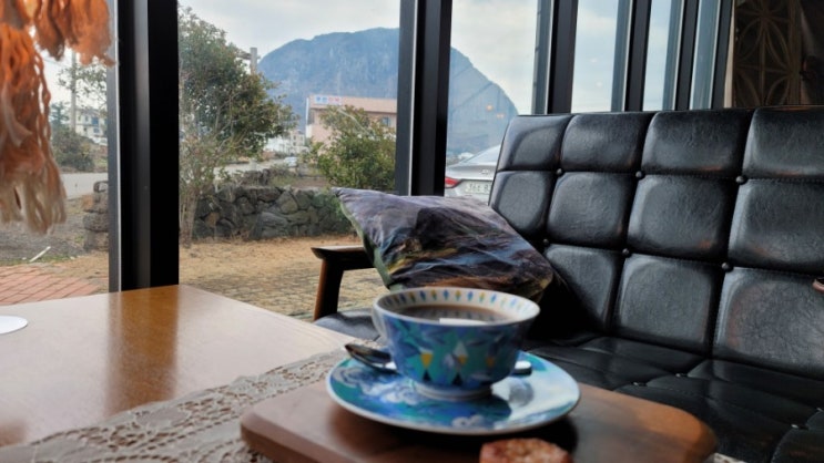 산방산 풍경을 보며 제주도에서 진짜 맛있는 커피한잔하세요 코데인커피로스터스
