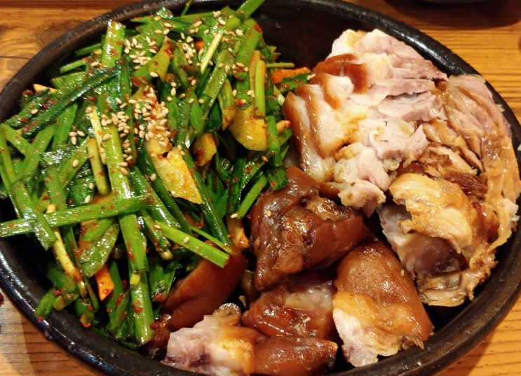  의정부 동오마을 맛집 술고래 한방족발 본점, 경전철 동오역 바로 밑에 위치한 족발집에서 따뜻한 족발 쌈싸먹기