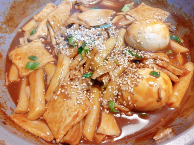  잊을만하면 생각나는 홍코너 짜장떡볶이 그리고 비비고 만두 먹방