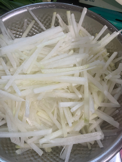  백종원 요리법을 참고해서 무생채 만들기