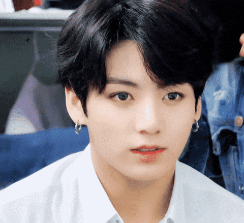  전정국 흰티+청바지 조합